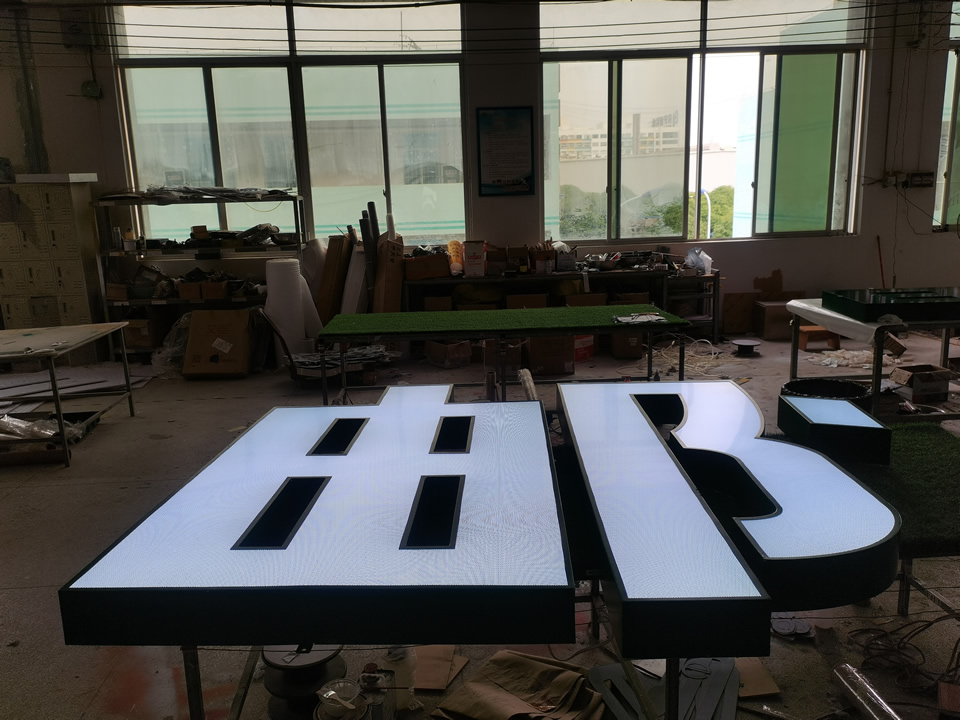 個性化的標(biāo)識標(biāo)牌系統(tǒng)設(shè)計是怎么樣的？--【巨匠標(biāo)識，標(biāo)識制作廠家】