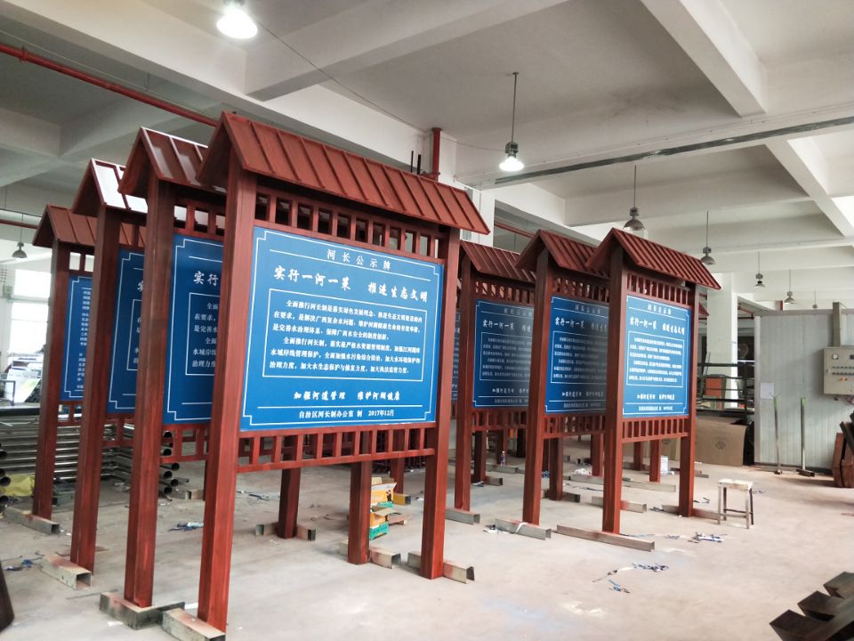 不銹鋼宣傳欄圖案美觀，色彩飽滿——【巨匠標(biāo)識，標(biāo)識制作廠家】