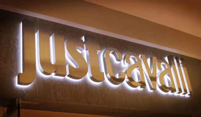 門頭招牌制作，巨匠與同行的價格差異化——【巨匠標識，標識制作廠家】