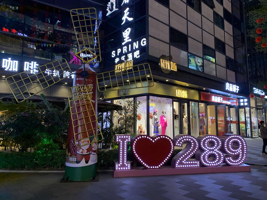 商場(chǎng)戶外廣告牌制作價(jià)格是多少？--【巨匠標(biāo)識(shí)，標(biāo)識(shí)制作廠家】